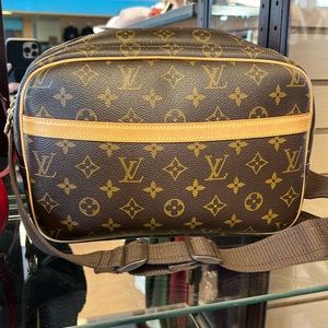 Like new Louis Vuitton Reporter. This bag is beautiful. See photos